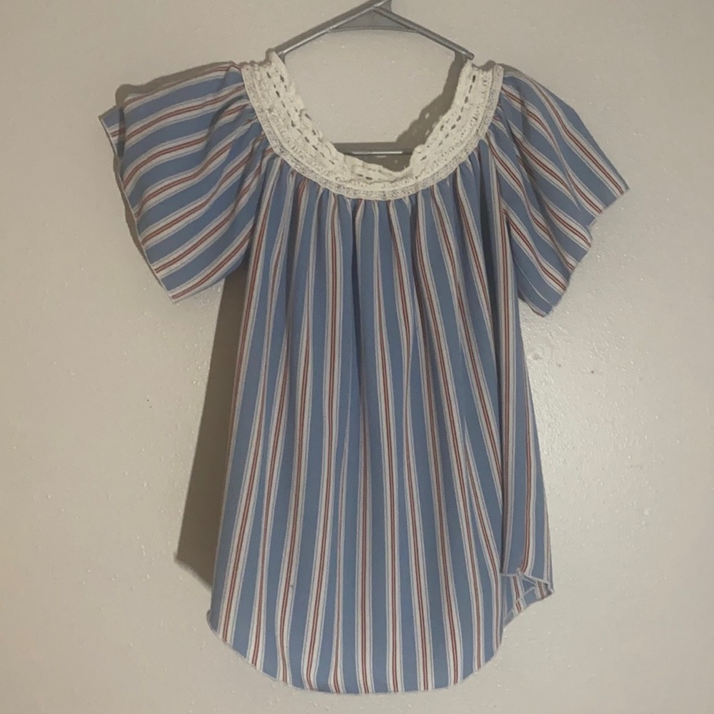 Medium top from Rue 21. Worn once, great condition. Beautiful detail.